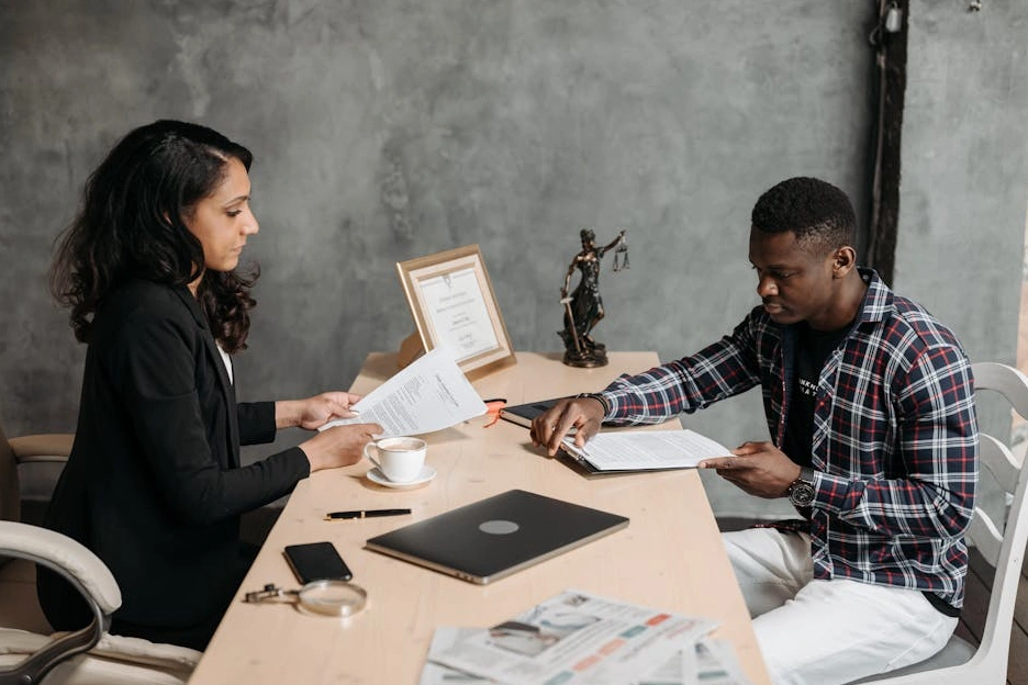 Consulente che illustra una strategia a un cliente.